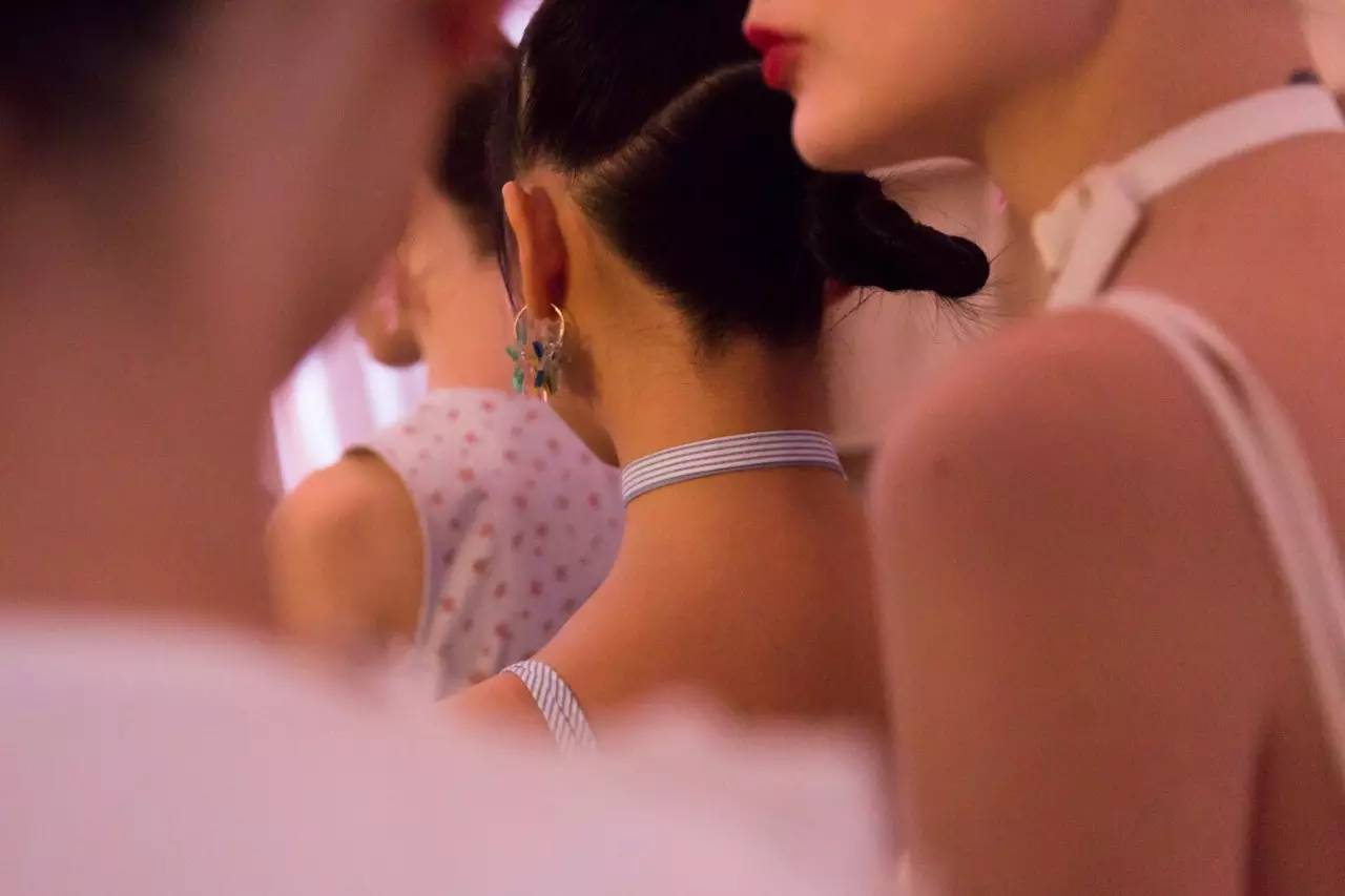 我们在上海时装周最忙的档口，“入侵”了设计师们的手机相册