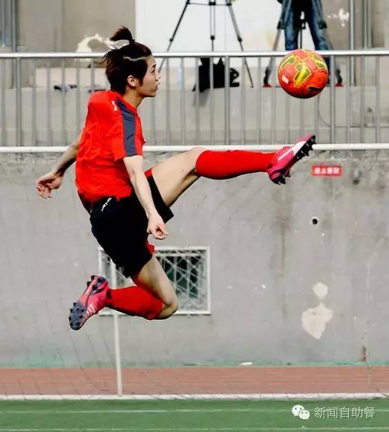 我的天哪，鹿晗、李易峰、杨洋、彭于晏都来踢球了！