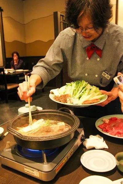 红叶堪比京都，温泉不输北海道的赏枫地，11-12月往返机票￥800+，不用担心人潮说走就走