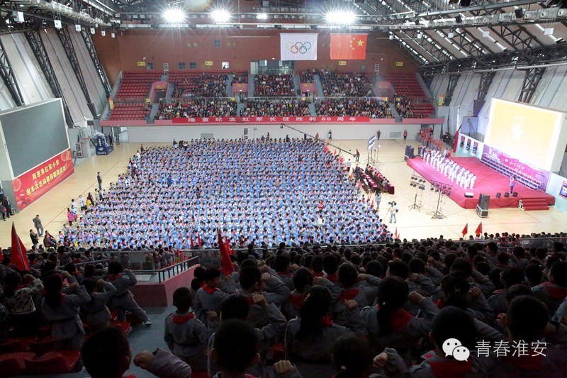 周恩来红军小学举行纪念红军长征胜利80周年暨一年级少先队入队仪式