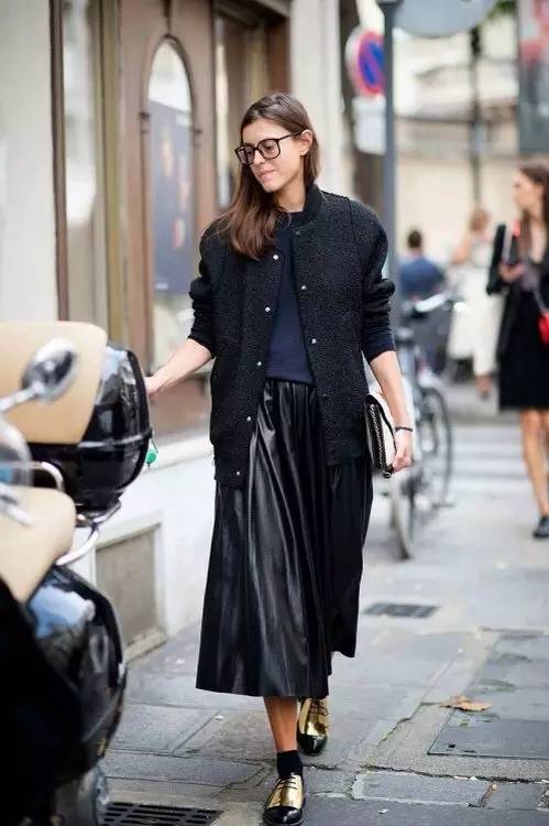 时髦大衣搭配,黑色毛呢大衣配什么颜色百褶裙