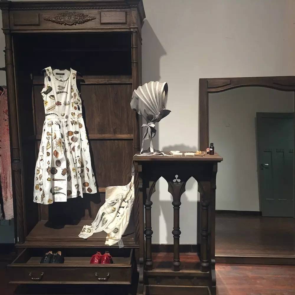 我们在上海时装周最忙的档口，“入侵”了设计师们的手机相册