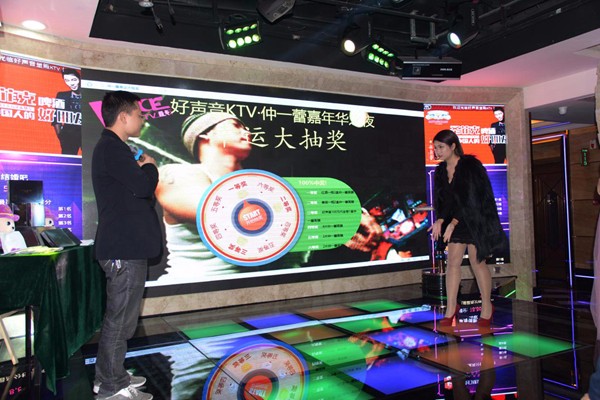 帅哥美女街头拥抱,帅哥美女表达爱意