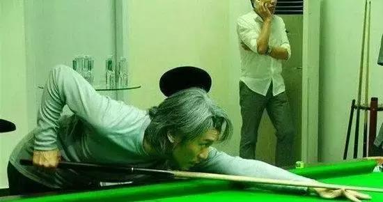 周星驰跳起来打台球片段,周星驰打桌球片段