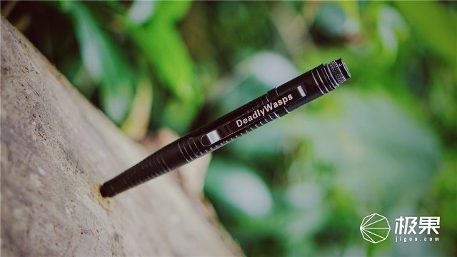 这盒子还没手掌大，里面的工具却比工具箱还全，野外保命全靠它