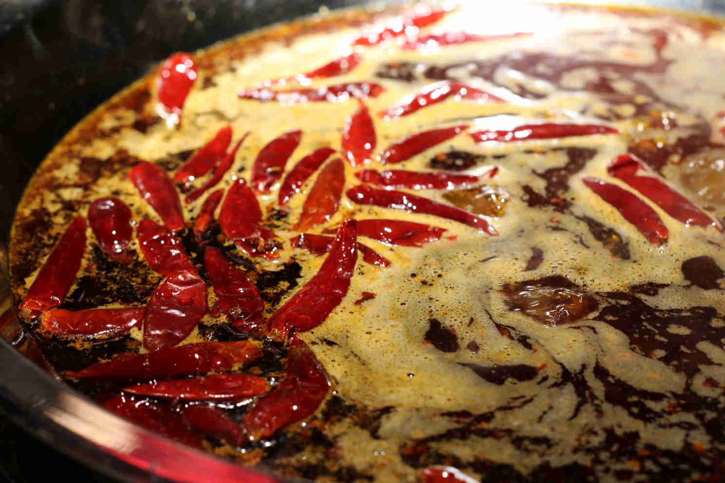 重庆和成都火锅流派有什么不同,四川和重庆的火锅最为出名怎么说