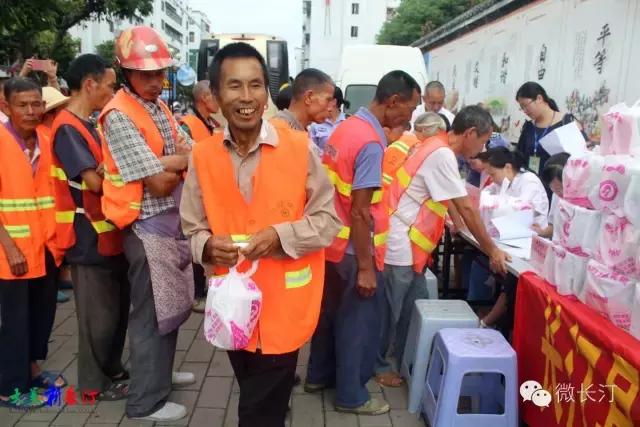 关爱环卫工人公益活动图片,关爱环卫工人暖冬在行动