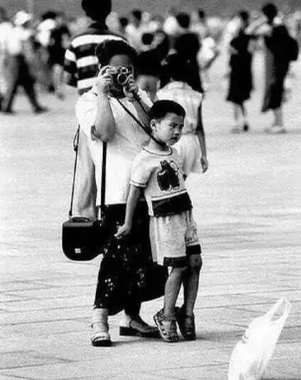 奶奶给孙子打伞抖音视频,奶奶给孙子打伞的视频