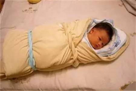 打包婴儿的正确方法视频室外,打包宝宝的方法