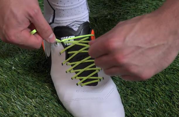 足球鞋带应该松点还是紧点,足球鞋带不会松的方法慢动作