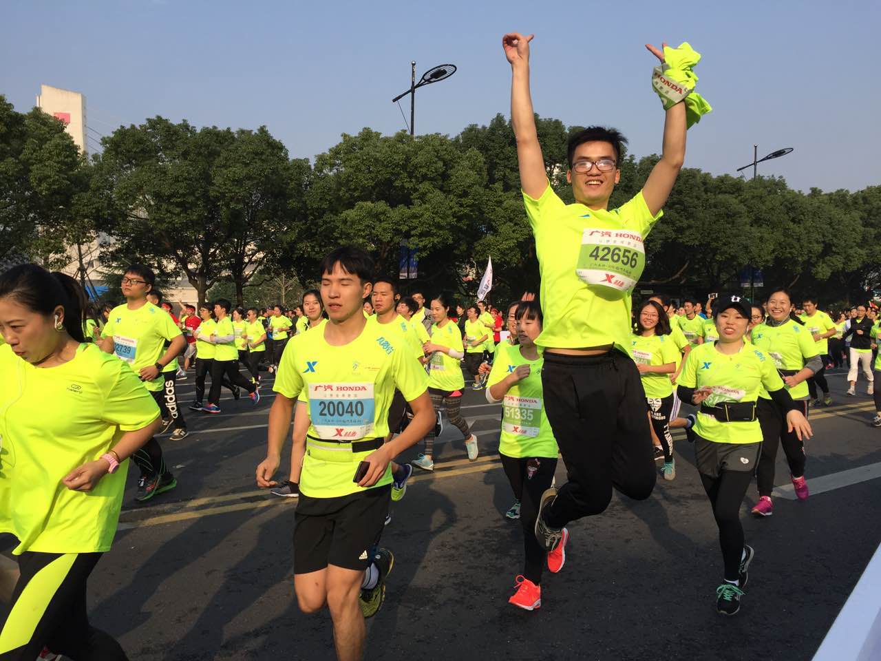 小微拼尽洪荒之力,全程记录杭马!杭州人30年前这样开跑