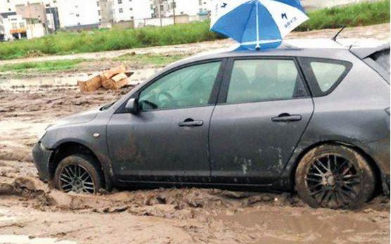 车子陷进雪里出不来怎么办,车子陷在泥里出不来怎么办