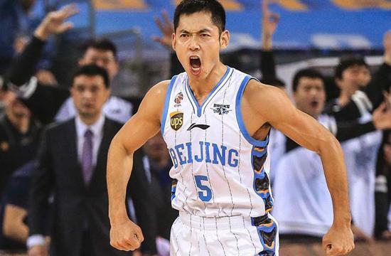 易建联为什么当场脱鞋,易建联脱鞋事件对李宁影响