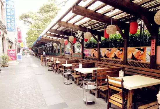 OMG！“鸡爪女”又在地铁12号线上吃起了麻辣烫！