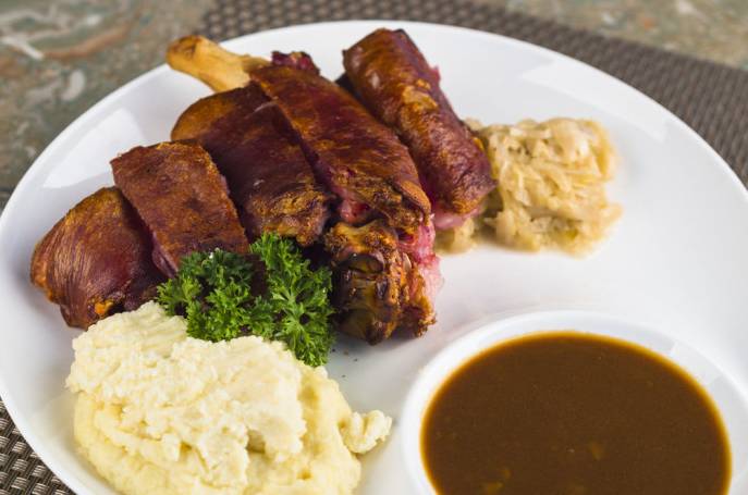 OMG！“鸡爪女”又在地铁12号线上吃起了麻辣烫！