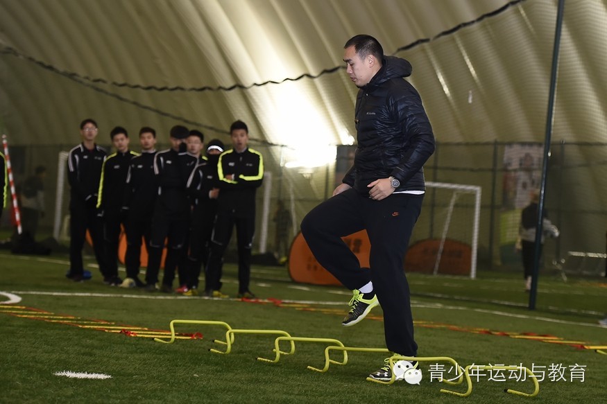 足球教练现场讲战术,裴恩才八一队