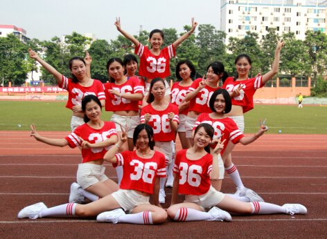 足球场球迷疯狂闯进场内,足球疯狂球迷冲场庆祝