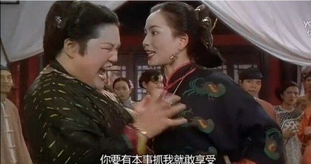 被周星驰捧红，与僵尸道长生死相恋的石榴姐，如今为何街边吃烤串