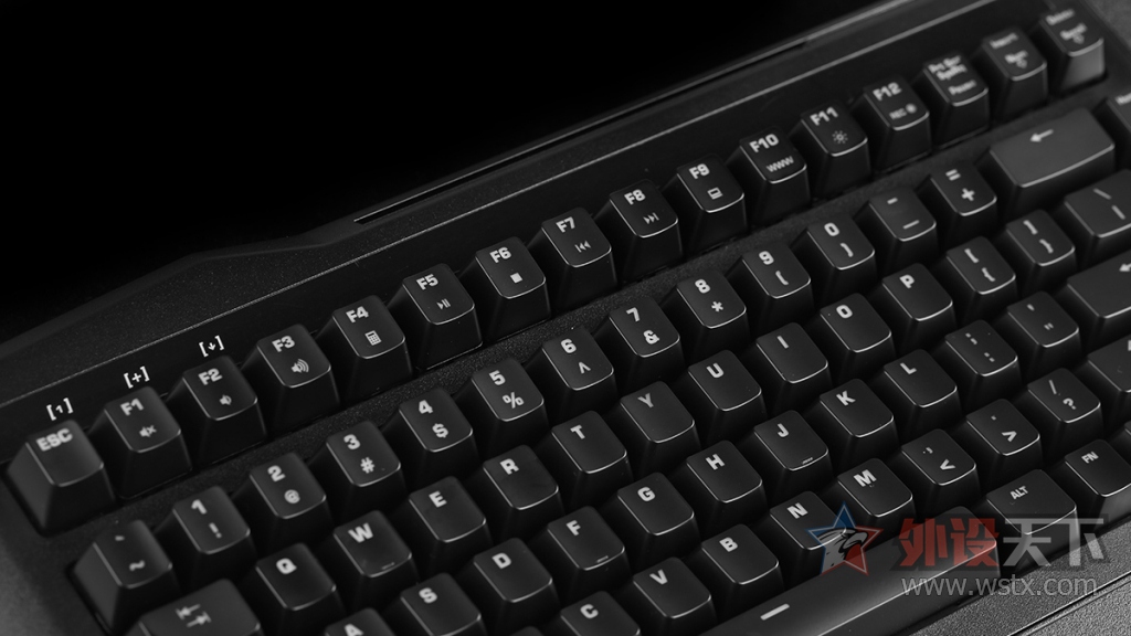 官方评测冰豹ROCCATSOVA游戏膝板图赏简评:腿上游戏