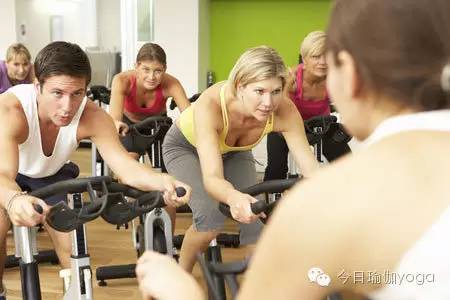 哑铃健身减肥计划表图片,哑铃健身减肥最快的方法