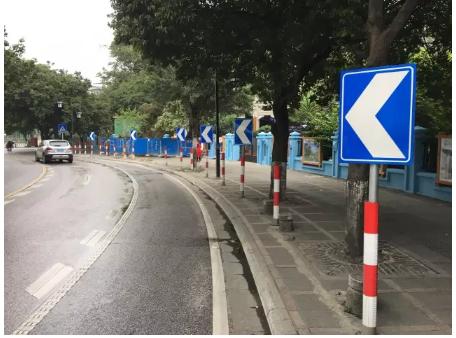 南塘高速路口一小车撞击护栏着火,车辆过弯道不减速撞护栏起火