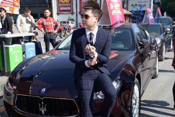 帅哥美女街头拥抱,帅哥美女表达爱意