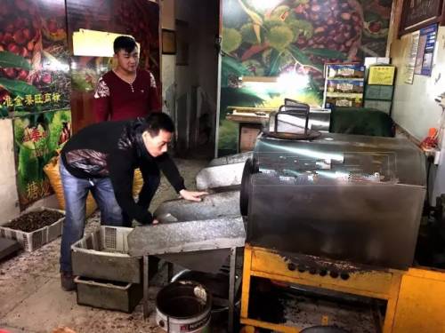 女子吃烤栗子被炸肿嘴,女子吃板栗时突然爆炸