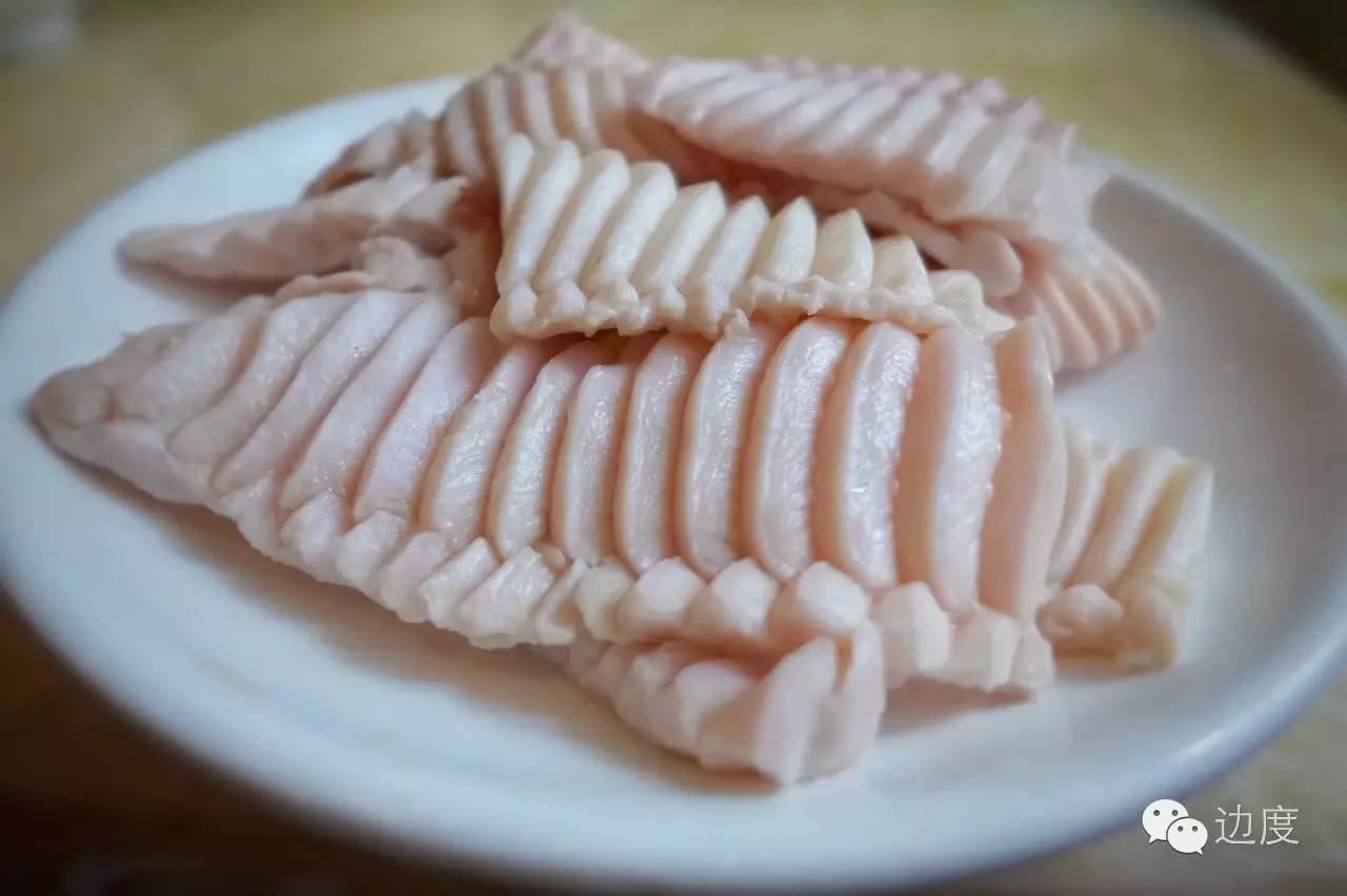 这个店家精通庖丁解猪的绝技，竟能把猪杂分成三十多个精品，让你吃到不同的美味与新鲜