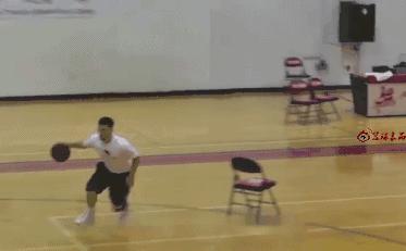 交叉步顺步持球突破过人技巧,nba顺步交叉步过人