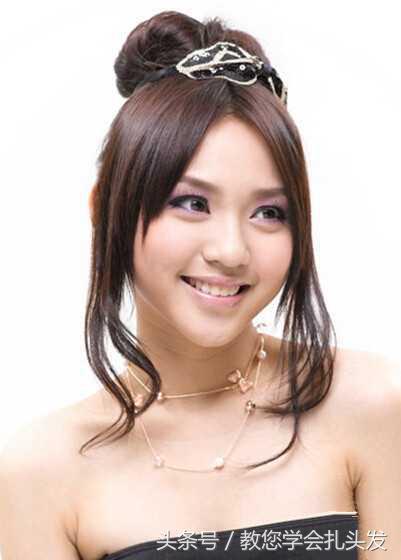 减龄双花苞头的扎法教程,花苞头的简单扎法中长发