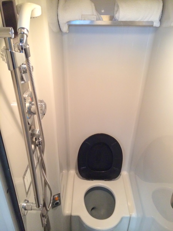 美国火车到底什么样？有电源、可刷卡，还能淋浴