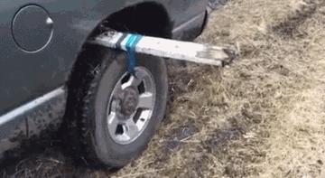 汽车陷进泥里出不来怎么办,车子陷进去了开不出来了怎么办