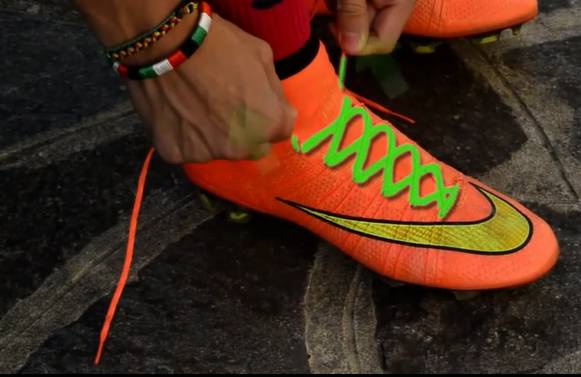 足球鞋带应该松点还是紧点,足球鞋带不会松的方法慢动作