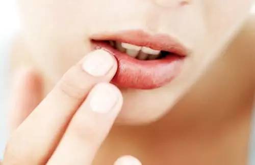 这个季节，我的唇比我的脸还饥渴……