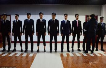 怎样确定自己的站姿是正确的,正确站立的姿态