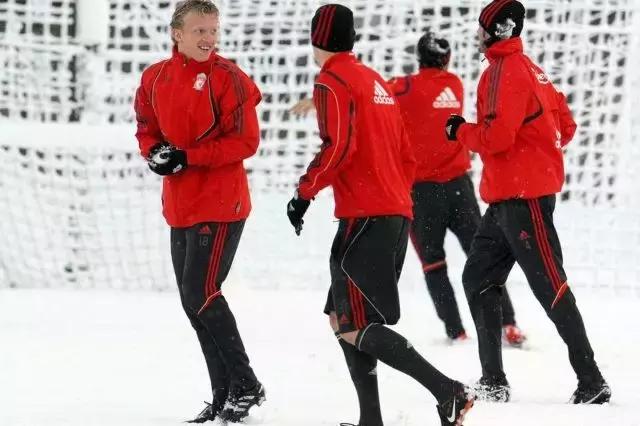 冬天踢球穿什么合适,冬天穿什么踢球好看