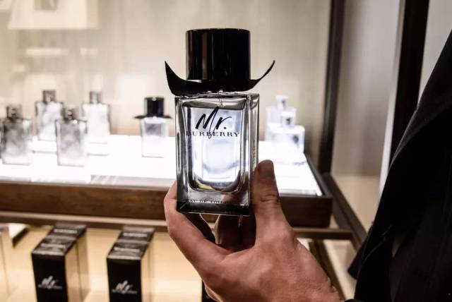 burberry经典款风衣搭配围巾,burberry风衣值得买吗