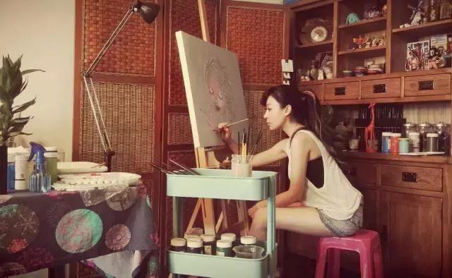 她跑出了1家公司、3本绘本、100余幅奖牌画：不愿十年后悔恨