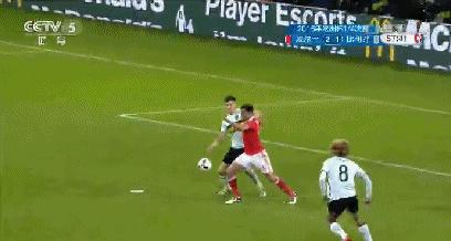 内马尔挑球过人实况足球,内马尔复刻梅西犯罪式过人