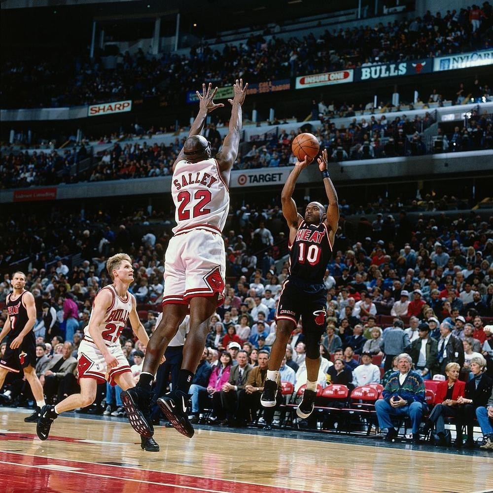 交叉步顺步持球突破过人技巧,nba顺步交叉步过人