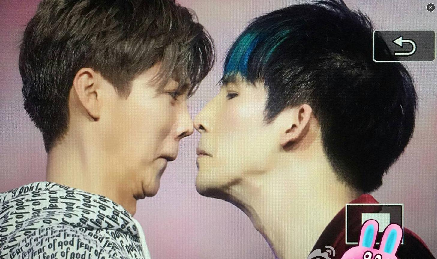 直男鹿晗遭大张伟“强吻”宁丑不屈，目击男男情侣相拥也是满脸懵