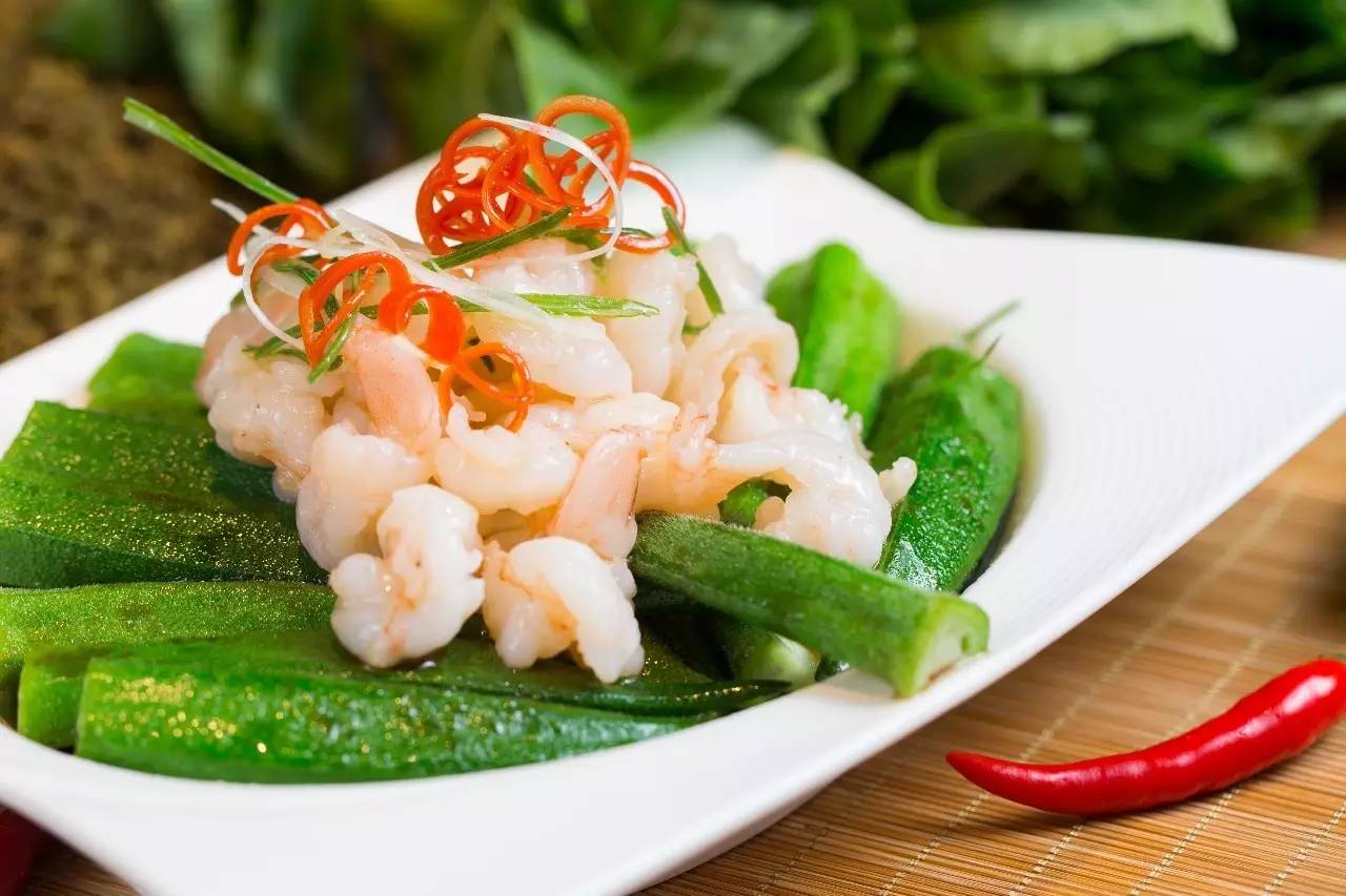 这家餐厅的环境和菜品味道都很棒,这家餐厅菜不好吃却天天爆满