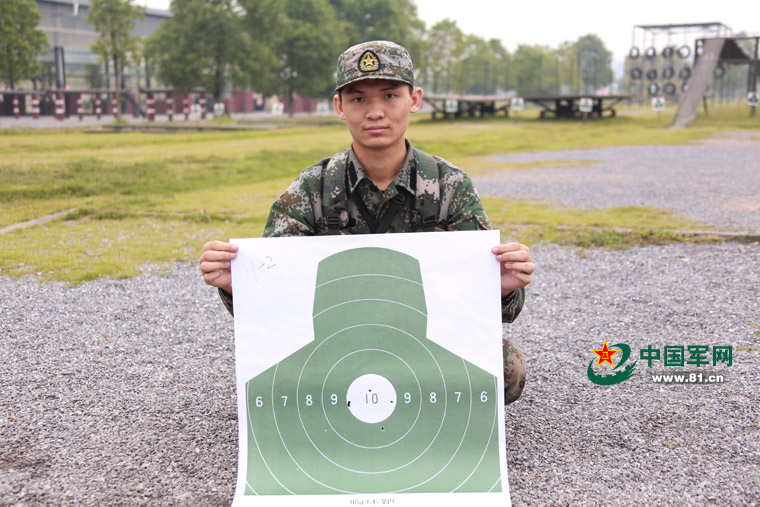 一年级小学生开学第一天进教室,中学开学第一课射击