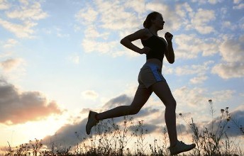 后背起包后挤出脓液怎么回事,后背老长疙瘩怎么回事