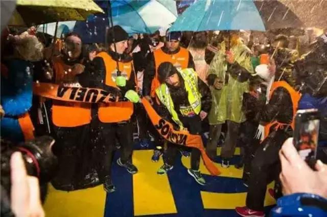 她跑出了1家公司、3本绘本、100余幅奖牌画：不愿十年后悔恨