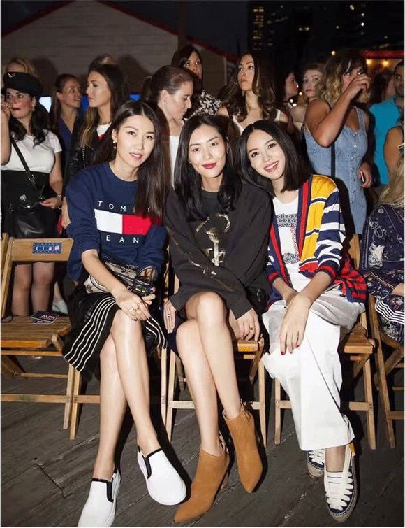 今年最流行的靴子是哪一款,时髦姑娘都说今年靴子要买潮色