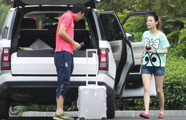 一双双臭脚丫子，*辱侮**了豪车