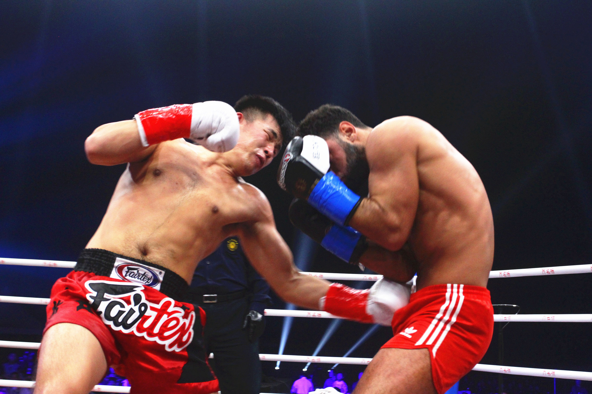 郭强被ko的视频,郭强被读秒后反攻ko对手