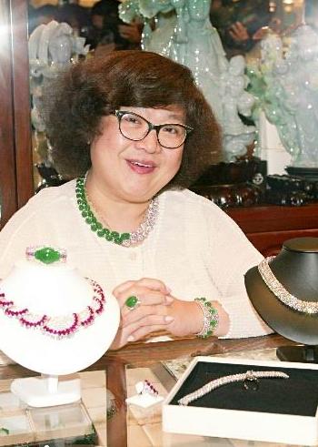 影视界貌不出众的“肥姐”！千万翡翠从不离身！