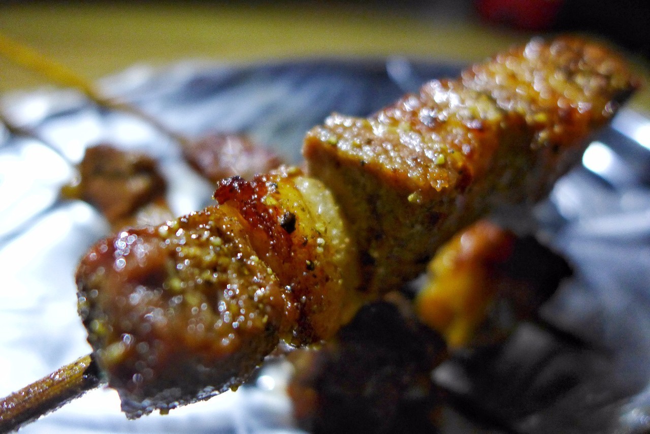 这家店烧烤火锅超火爆,这家店烧烤超好吃又便宜